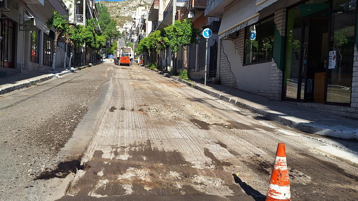 Ξεκίνησαν εχθές το πρωί οι εργασίες για την ασφαλτόστρωση ορισμένων κομματιών δρόμων