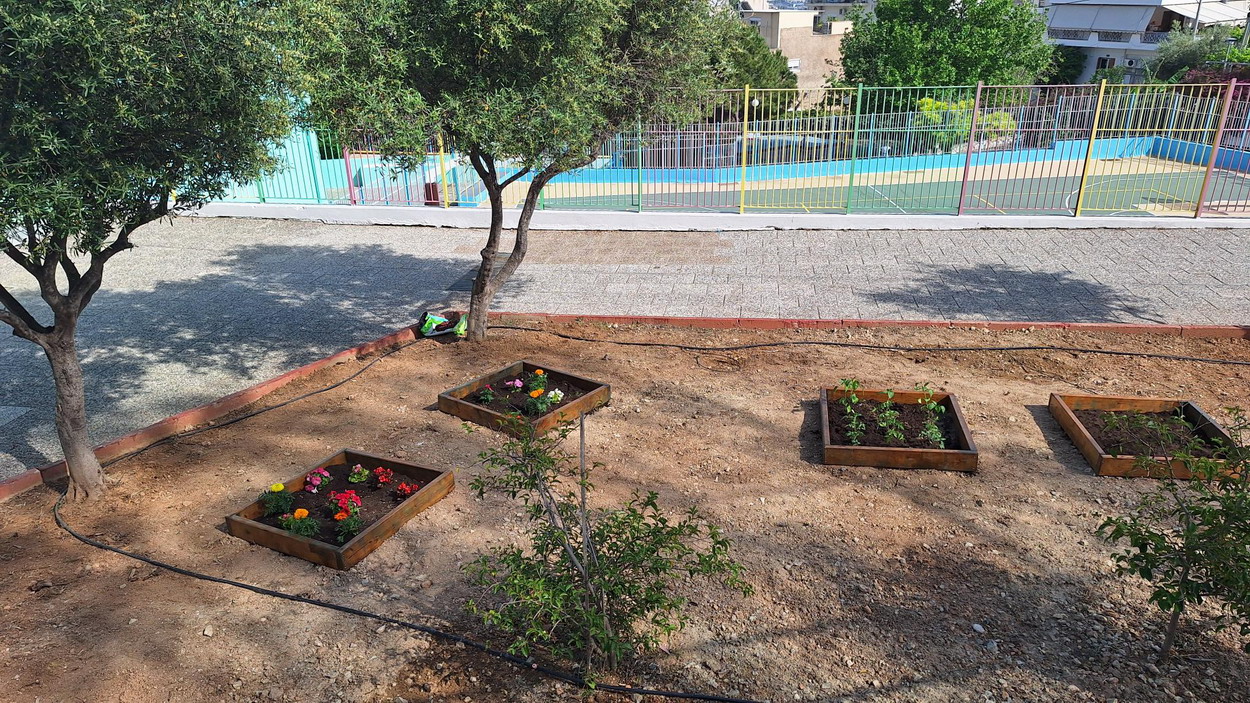 Μαθήματα κηπουρικής θεωρητικά αλλά και στην πράξη, τα παιδιά του 10ου Νηπιαγωγείου της πόλης μας