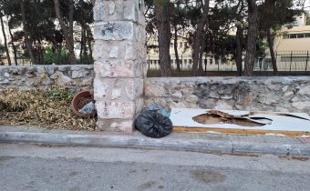 Αμάζευτα για δεύτερη εβδομάδα σκουπίδια στο πεζοδρόμιο της οδού Γούναρη