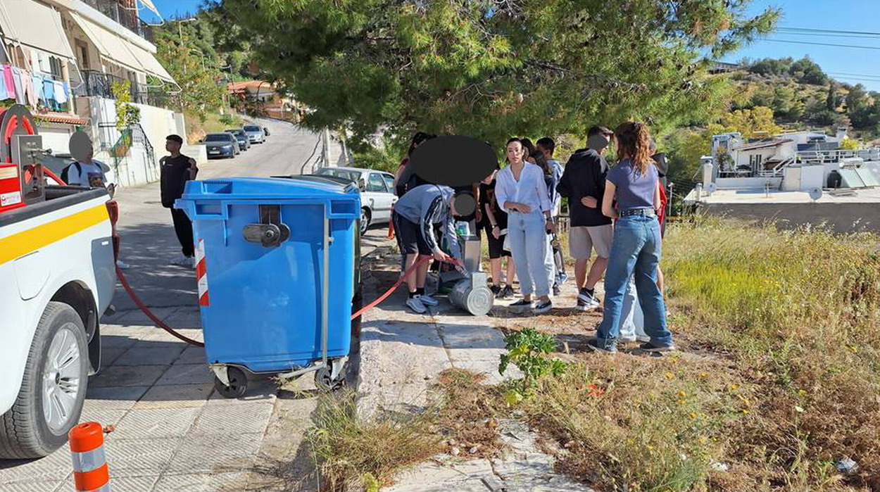 Μαθητές του Α Γυμνασίου εφοδίασαν ταΐστρες και ποτίστρες για τα αδέσποτα γατάκια με νερό και τροφή