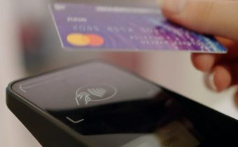 Ανέπαφες πληρωμές με τραπεζική κάρτα σε λεωφορεία