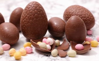 Πού κυμαίνονται φέτος οι τιμές στα σοκολατένια αυγά