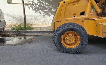Διαρροή νερού στην οδό Ηρακλείου – Συνεργείο της ΕΥΔΑΠ δεν μπόρεσε να εργαστεί…