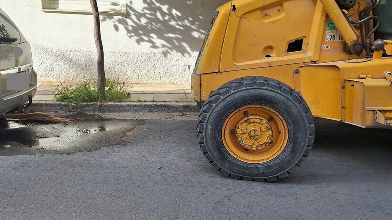 Διαρροή νερού στην οδό Ηρακλείου – Συνεργείο της ΕΥΔΑΠ δεν μπόρεσε να εργαστεί…
