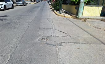Στις συμβολές της οδού Σίφνου με τις οδούς Πάρου και Αγίου Γεωργίου το οδόστρωμα έχει κάτσει