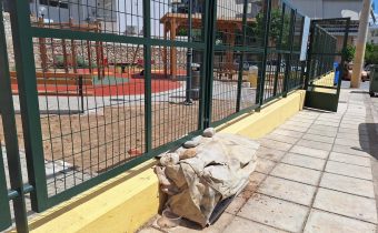 Ο δήμος να τοποθετήσει ταΐστρες και ποτίστρες, μπροστά στην παιδική χαρά της οδού Κανάρη