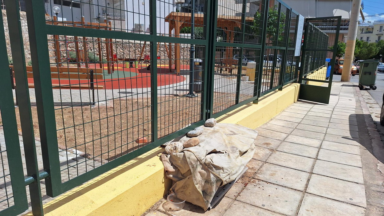 Ο δήμος να τοποθετήσει ταΐστρες και ποτίστρες, μπροστά στην παιδική χαρά της οδού Κανάρη