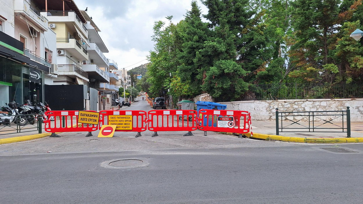 Άλλαξε κυκλοφοριακή κατεύθυνση η οδός Κόδρου – Ξεκίνησαν οι εργασίες στην οδό Παπαφλέσσα