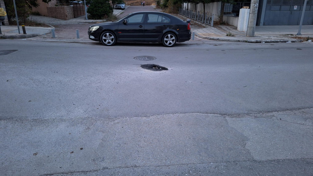 Ανεπιτυχής η προσπάθεια κάλυψης τρύπας στην οδό Αγίας Βαρβάρας