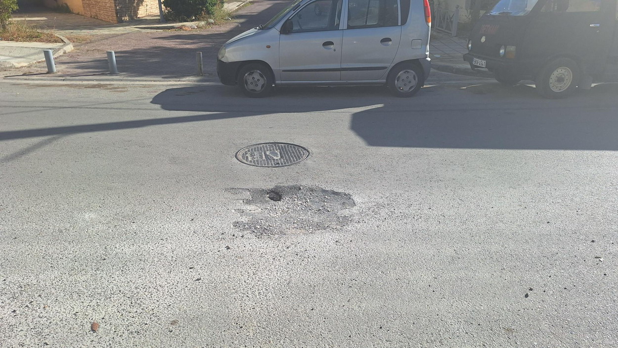 Τρεις συνεχόμενες φορές ο δήμος έχει αποτύχει να καλύψει μια τρύπα που βρίσκεται σε οδόστρωμα