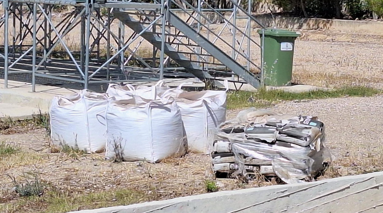 Παραμένουν από τον περασμένο Αύγουστο, άμμος και σακιά τσιμέντα εκτεθειμένα στο γήπεδο στα Ριμινίτικα