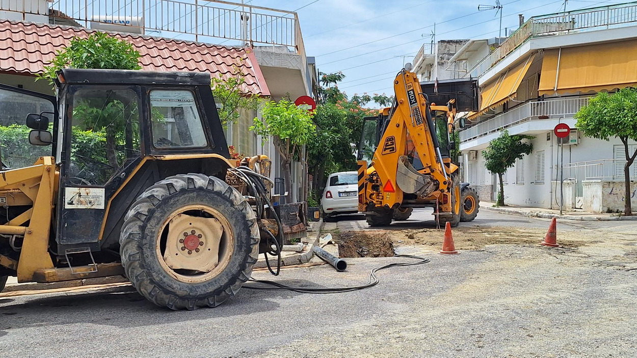 Παρέμβαση συνεργείου της Εταιρείας Υδάτων για να επισκευάσει αγωγό υδροδότησης που είχε διαρροή στην οδό Καλαβρύτων