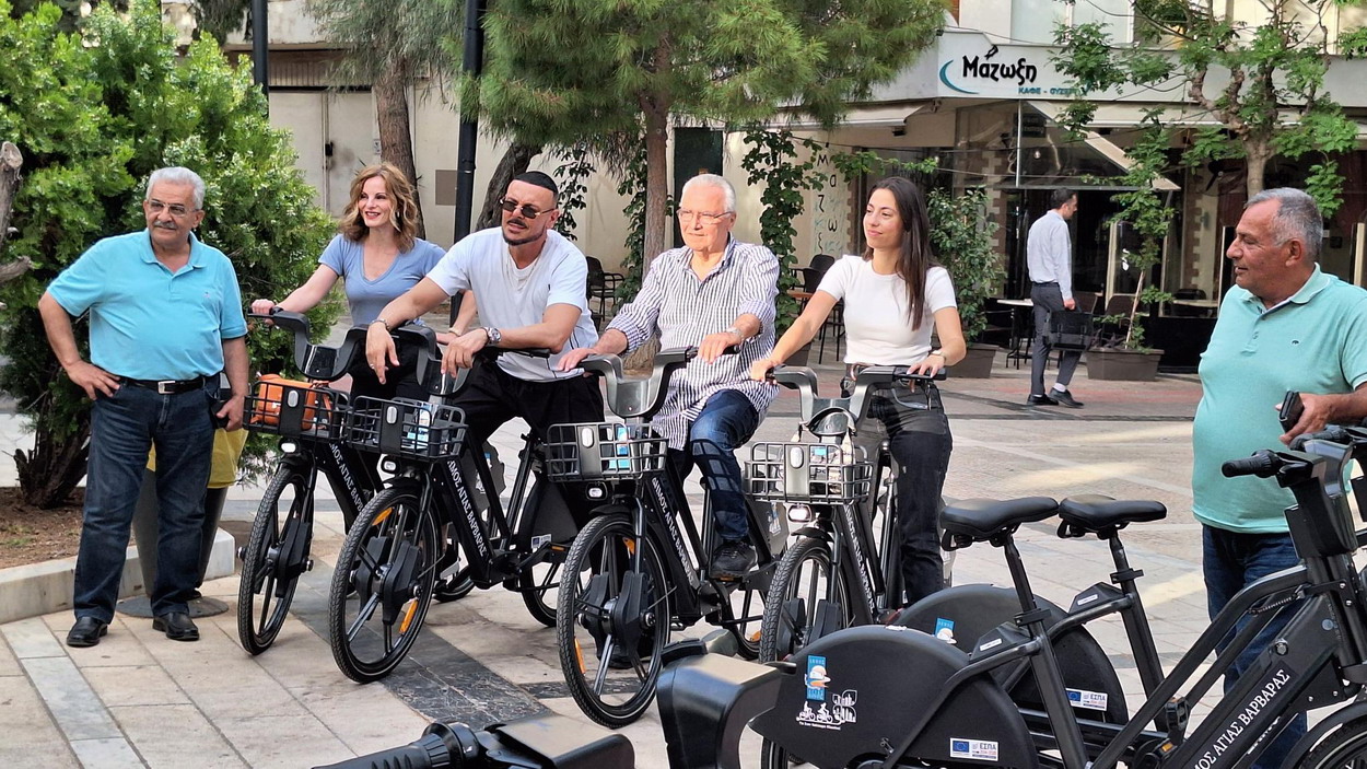 Δημόσια επίσημη παρουσίαση των ηλεκτρικών κοινόχρηστων ποδηλάτων του δήμου από τον δήμαρχο κ. Λάμπρο Μίχο