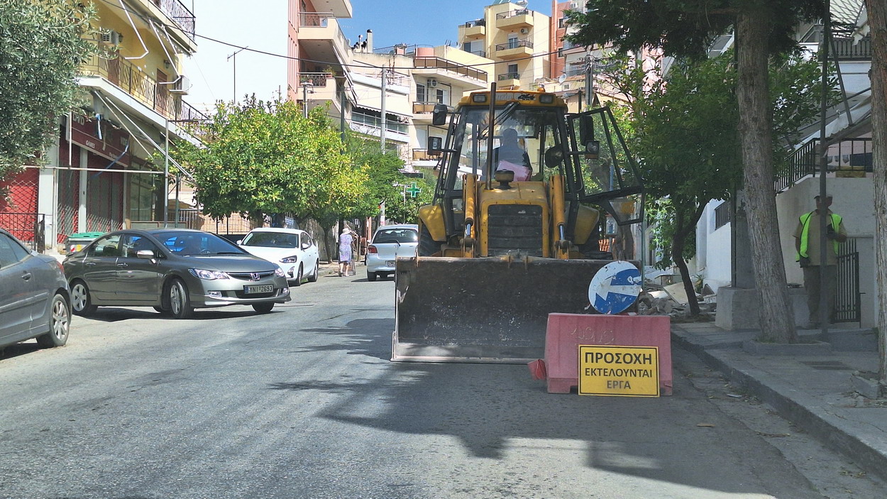 Π. Π. Γερμανού, ξεκίνησε το ξήλωμα του πεζοδρόμιου από την μία πλευρά του δρόμου, κάτω από την οδό Κρήτης