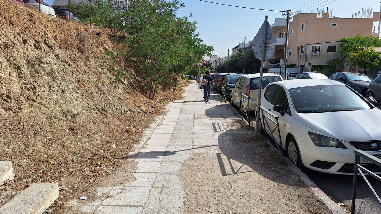 Οδός Αγίας Μαρίνας: Δύσκολος δρόμος για πεζούς και οχήματα – Το πεζοδρόμο της παρατημένο – Ο δήμος θα το επισκεφτεί για τα ξερόχορτα