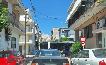 Παρκαρισμένο Ι.Χ. σε στροφή μπλόκαρε την κυκλοφορία στην οδό Κρήτης – Δεν μπορούσε να στρίψει λεωφορείο…