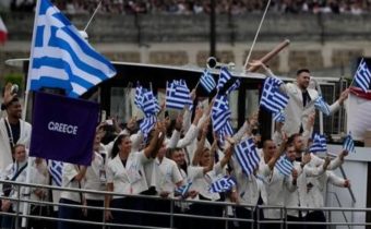 Παρίσι: Η εντυπωσιακή είσοδος της Ελλάδας με σημαιοφόρους τον Γ. Αντετοκούνμπο και την Αντιγόνη Ντρισμπιώτη