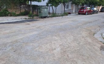 Ένα μήνα μετά την επισκευή από την ΕΥΔΑΠ το οδόστρωμα της Μιχαλάτου έχει χώματα και πετραδάκια