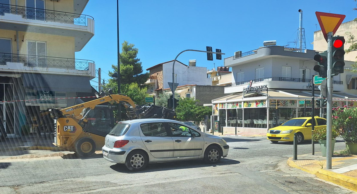 Συνεχίστηκαν και εχθές τα έργα για λογαριασμό της ΔΕΗ στην οδό Μεγάλου Αλεξάνδρου