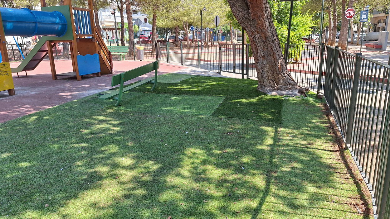 Επανατοποθετήθηκε ο χλοοτάπητας στην παιδική χαρά στο Πάρκο Κυκλοφοριακής Αγωγής
