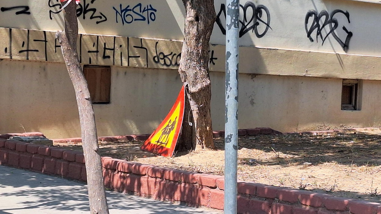 Πινακίδα προειδοποίησης ύπαρξης σχολείου σε παρτέρι της οδού Βουτένης