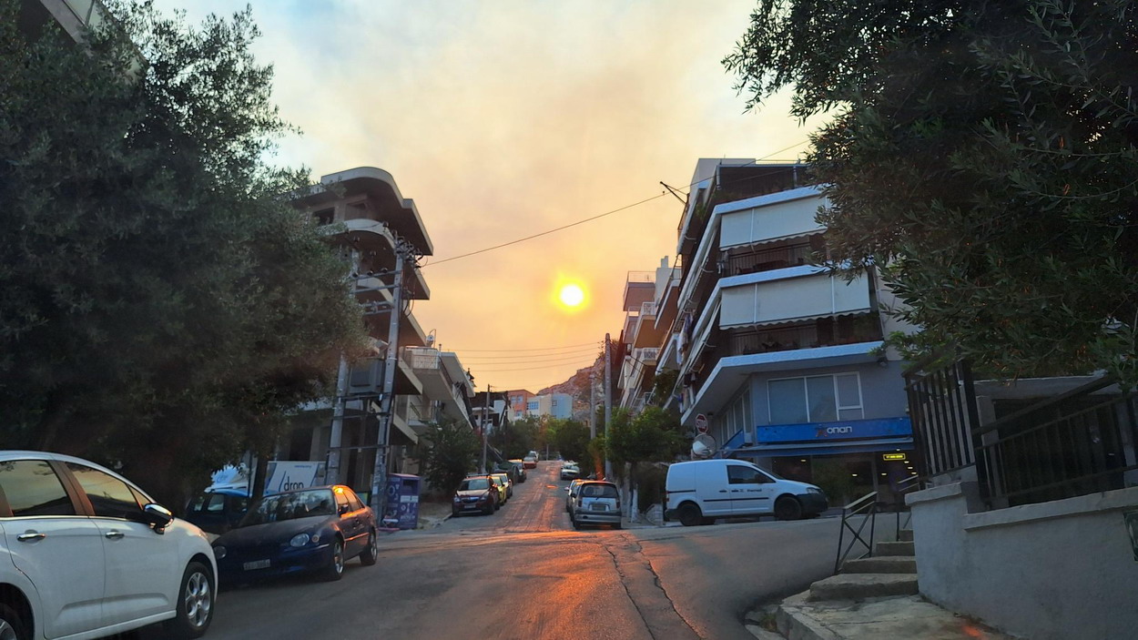 Αποπνικτική η ατμόσφαιρα από την κάπνα και τη μυρωδιά καμένου, από τις χθεσινές φωτιές