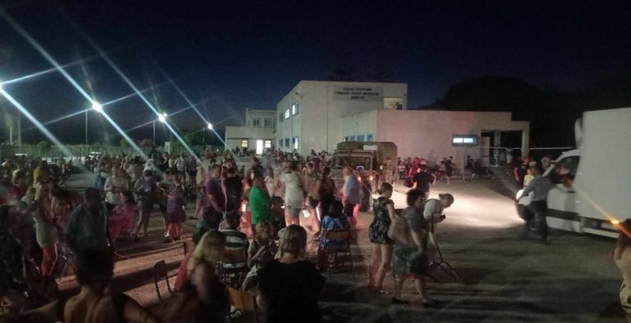 Φωτιές: Ολονύχτια μάχη σε Κω και Χίο – Διανυκτέρευσαν σε γήπεδα οι κάτοικοι