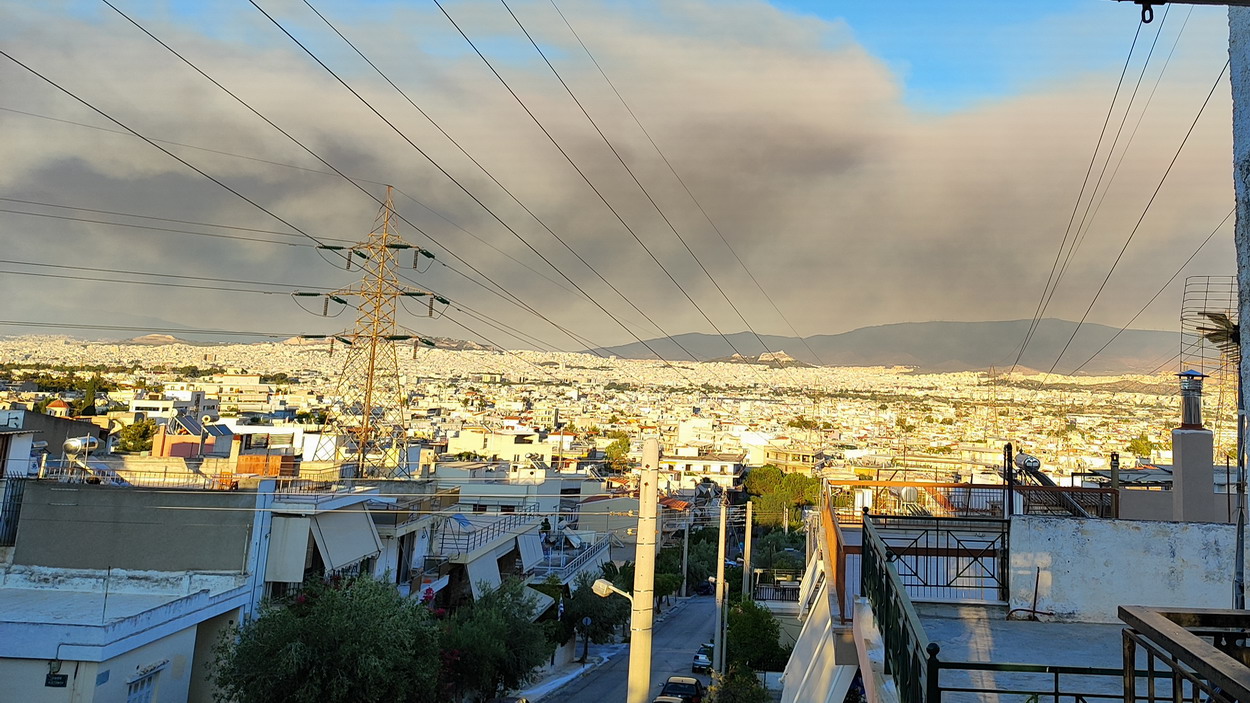 Έντονη ήταν η μυρωδιά καμένου από την μεγάλη πυρκαγιά στον Βαρνάβα και στην πόλη μας