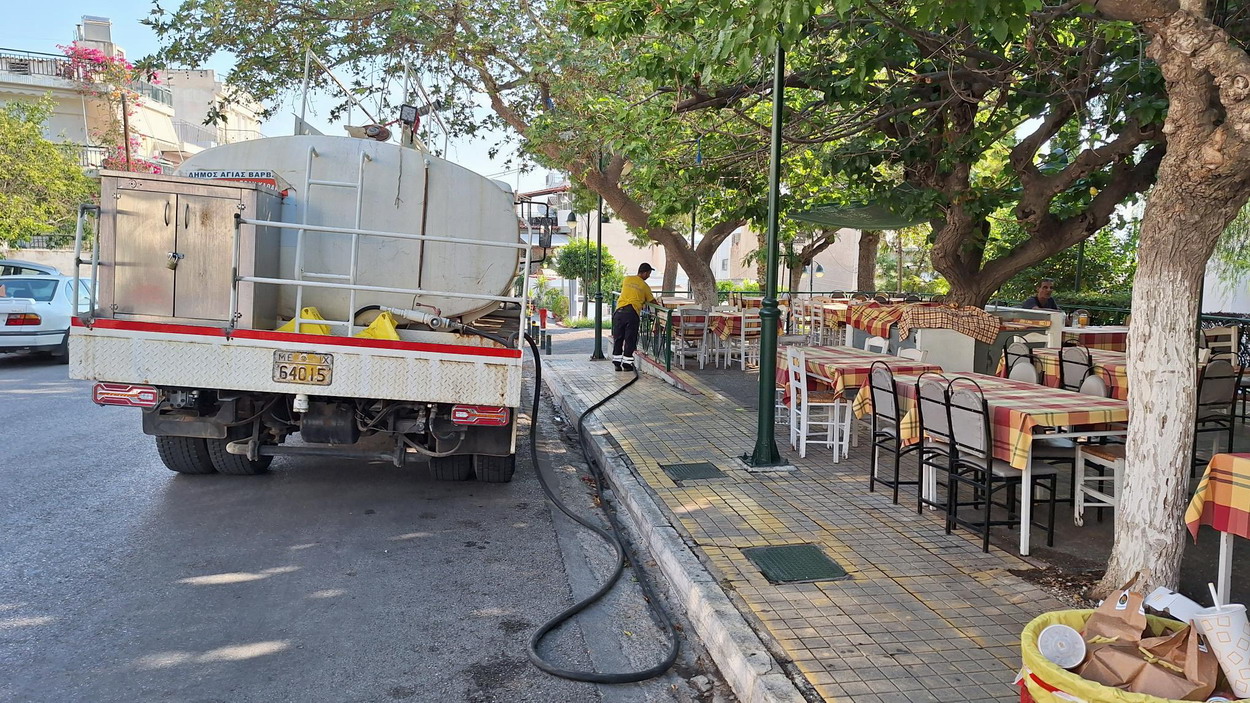 Συνεχίζεται το πότισμα από την υδροφόρα, παρ΄ ότι υπάρχει σύστημα αυτόματου ποτίσματος…