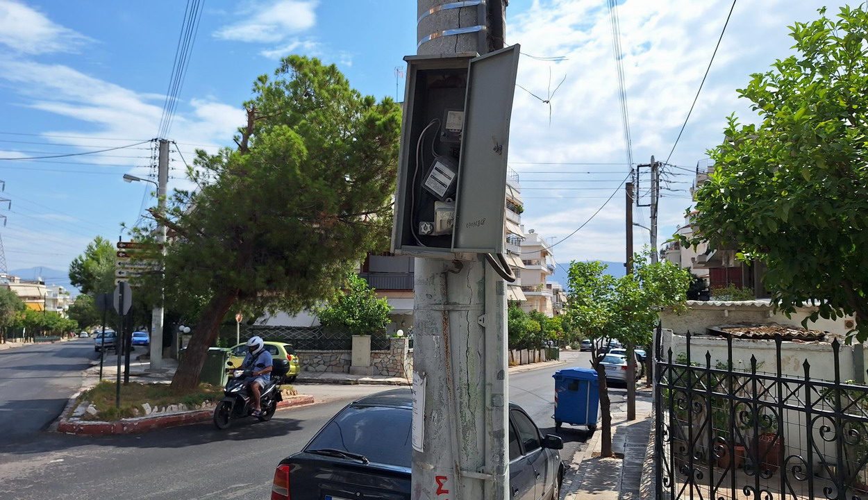 Ανοικτά τα πορτάκια σε κουτιά με ηλεκτρικούς μετρητές και καλώδια