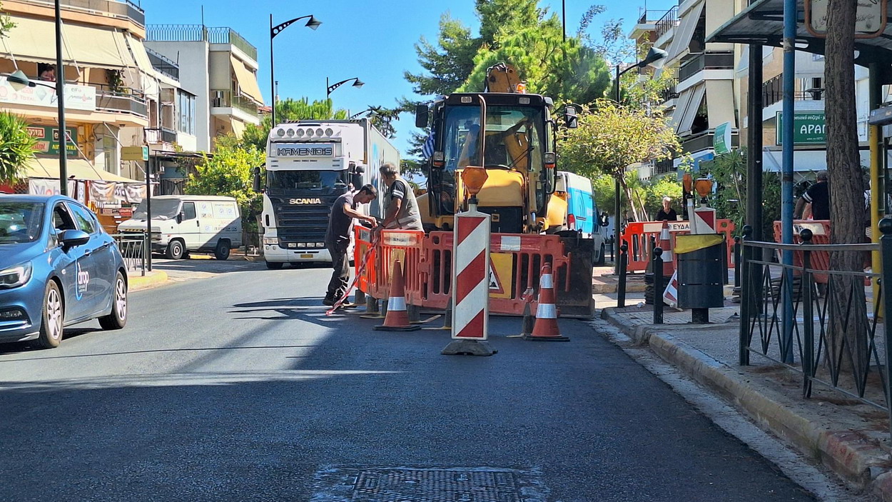 Εμφανίστηκε η ΕΥΔΑΠ στην Μεγάλου Αλεξάνδρου για τη διαρροή που υπήρχε επί δύο εβδομάδες…