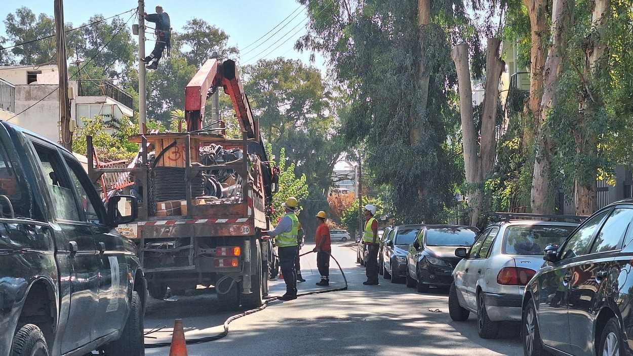 Αλλαγή εναέριων καλωδίων στην οδό Ερυμάνθου από τον ΔΕΔΔΗΕ