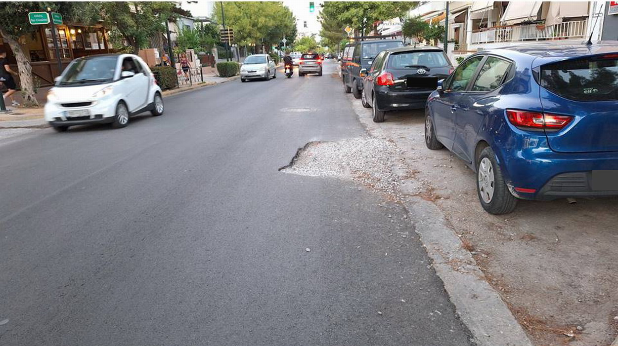 Λίγες μόνο εβδομάδες από την ασφαλτόστρωση της οδού Μεγάλου Αλεξάνδρου, η εικόνα της “χαλάει”…