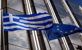 Financial Times: Οι Έλληνες έχουν γίνει οι δεύτεροι πιο φτωχοί στην Ευρώπη