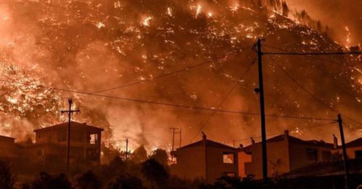 Πύρινος εφιάλτης στο Ξυλόκαστρο: Δύο νεκροί – Έκλεισε η Κορίνθου – Πατρών από το ύψος της Λυκοποριάς ως το Δερβένι