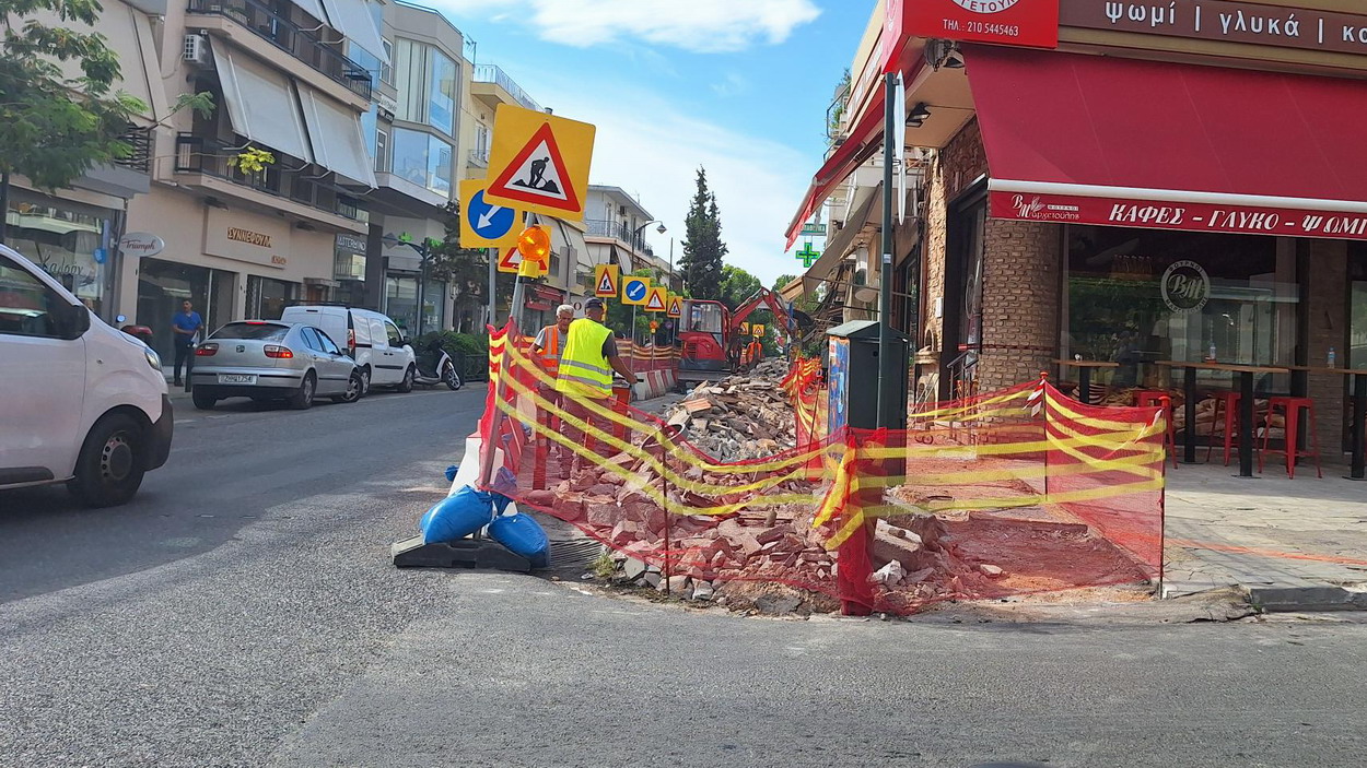 Ξήλωμα πεζοδρομίων στην Ελ. Βενιζέλου, στα πλαίσια του έργου “ΑΝΟΙΚΤΟ ΚΕΝΤΡΟ ΕΜΠΟΡΙΟΥ”