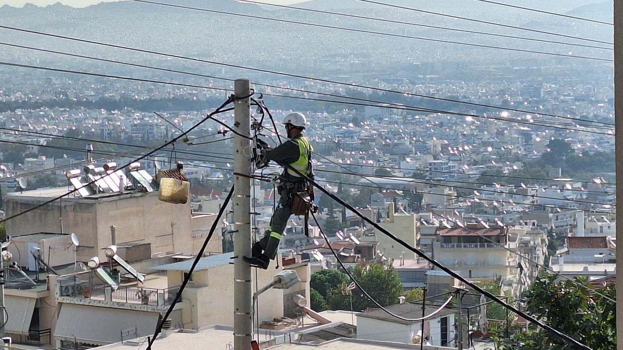 Πολύωρη και κοπιαστική εργασία πραγματοποίησε εχθές το πρωί πολυμελές συνεργείο του ΔΕΔΔΗΕ