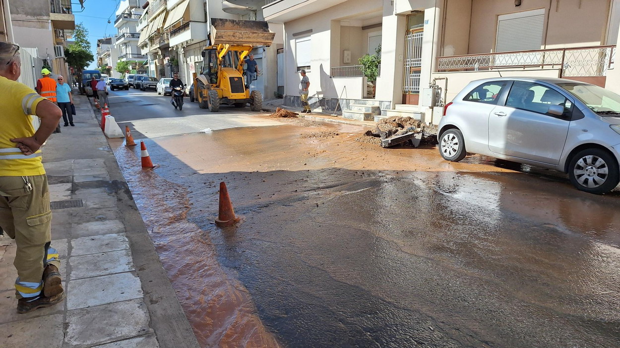 Η Οδύσσεια μιας επισκευής ζημιάς αγωγού της ΕΥΔΑΠ, στην οδό Χανίων…