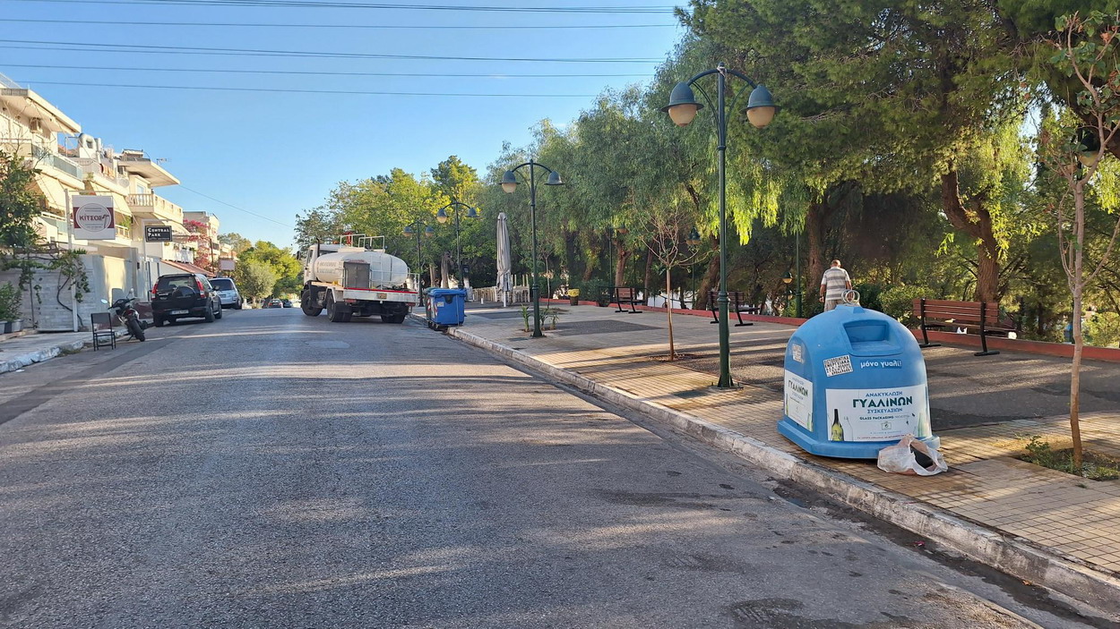 Πότισμα δένδρων με την υδροφόρα, ενώ υπάρχει αυτόματο πότισμα…