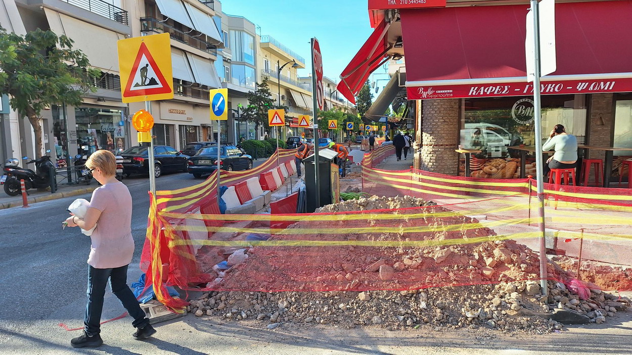 Συνεχίζεται το ξήλωμα των πεζοδρομίων στην Ελ. Βενιζέλου – Προβληματισμένοι οι καταστηματάρχες εν όψει των εορτών…