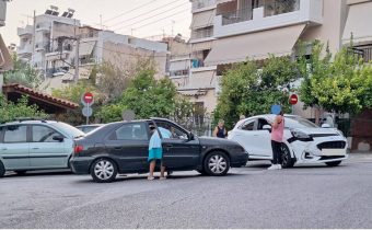 Σύγκρουση οχημάτων στη διασταύρωση των οδών Μεσολογγίου και Αγίου Ιωάννου