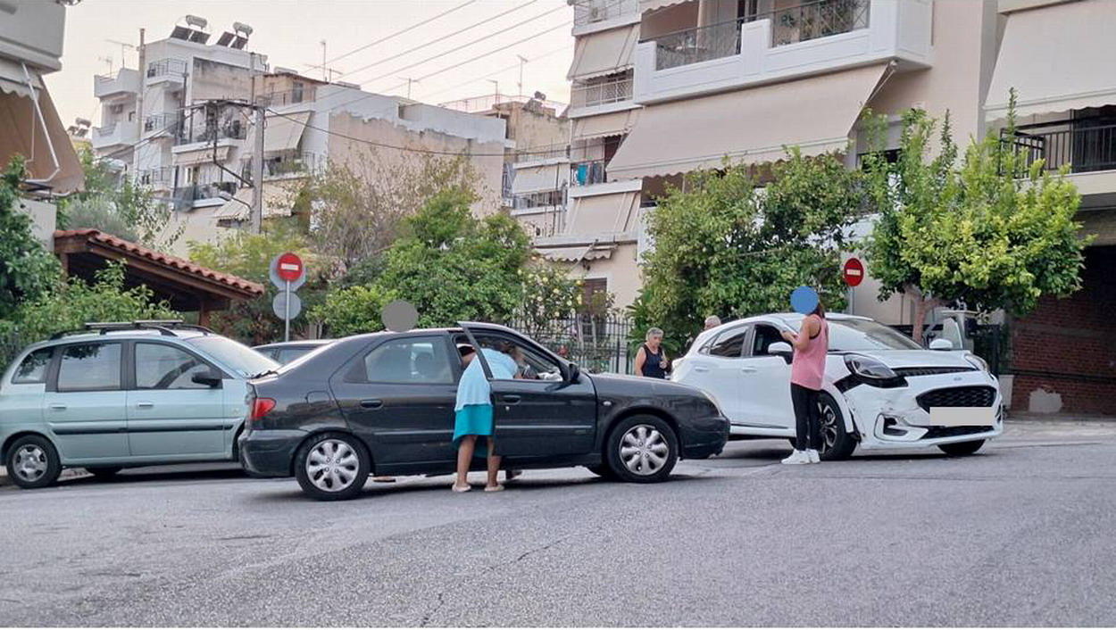 Σύγκρουση οχημάτων στη διασταύρωση των οδών Μεσολογγίου και Αγίου Ιωάννου