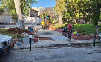 Σοβαρή διαρροή νερού από το αυτόματο πότισμα στην πλατεία 19 Μάη…