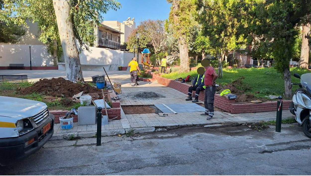 Σοβαρή διαρροή νερού από το αυτόματο πότισμα στην πλατεία 19 Μάη…