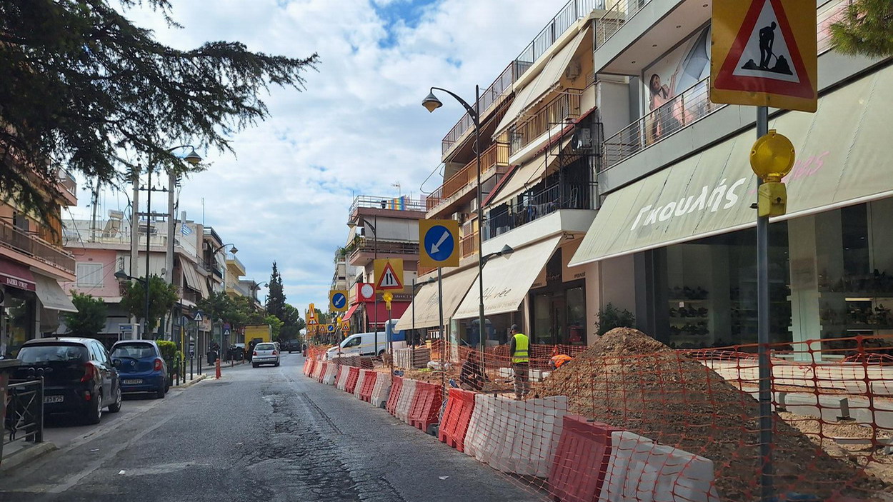 Οι καταστηματάρχες  είναι ανήσυχοι σχετικά με την κατάσταση των πεζοδρομίων όσο πλησιάζουν οι εορτές των Χριστουγέννων και της Πρωτοχρονιάς