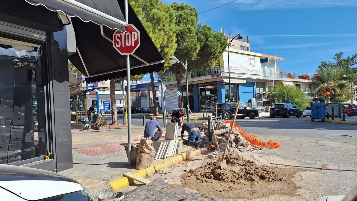 Καλύφθηκε το σκάμμα και πλακοστρώθηκε το πεζοδρόμιο στην Ελ. Βενιζέλου και Υψηλάντη