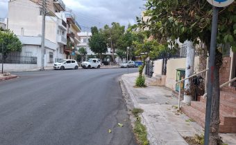 Προειδοποιητικές πινακίδες ΚΟΚ σε κρίσιμο σημείο, είναι στραμμένες σε λάθος κατεύθυνση