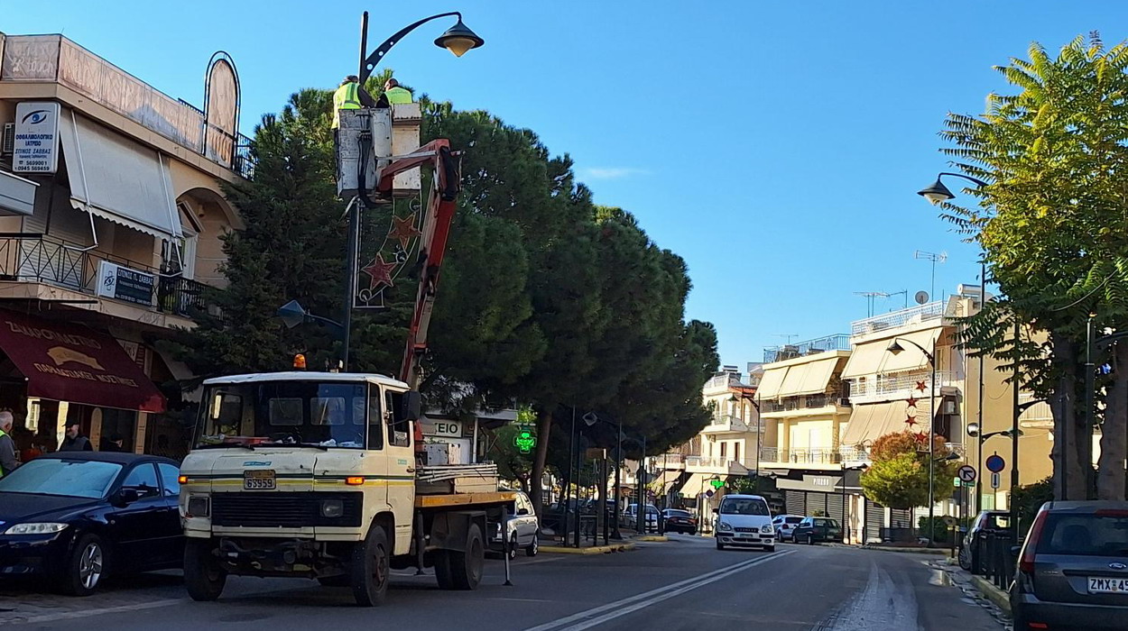 Συνεχίζεται καθημερινά ο στολισμός της πόλης μας για τις εορτές του δωδεκαήμερου