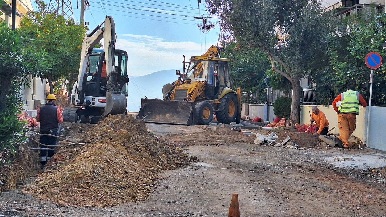 Εμφανίστηκε ο ΔΕΔΔΗΕ στην οδό Κουντουριώτη, για να υπογειοποιήσει τα καλώδια σε βάθος του ενός μέτρου