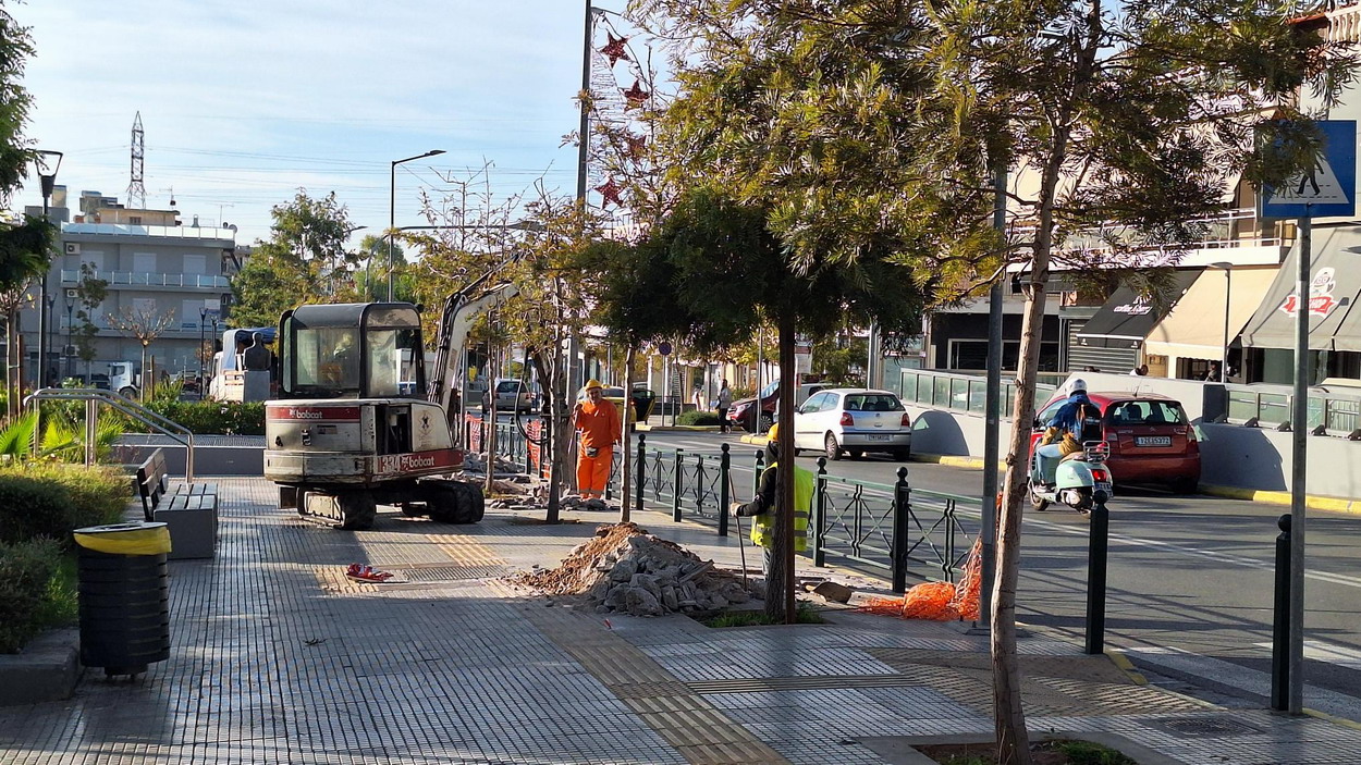 Συνεχίστηκαν και εχθές το πρωί τα σκαψίματα στο πεζοδρόμιο της πλατείας Παναγίας Ελεούσας από τον ΔΕΔΔΗΕ